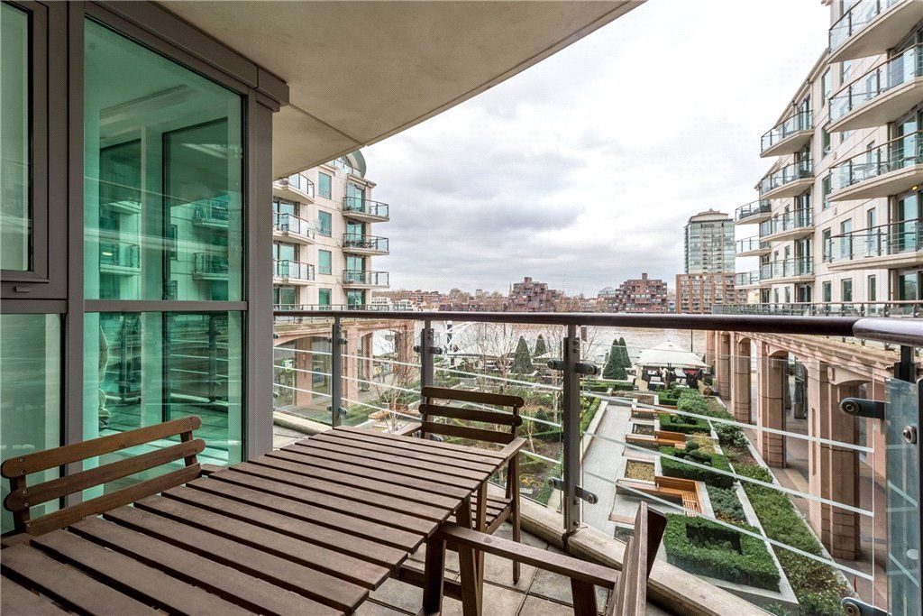 2 bed flat for sale in St. George Wharf, London SW8, £675,000