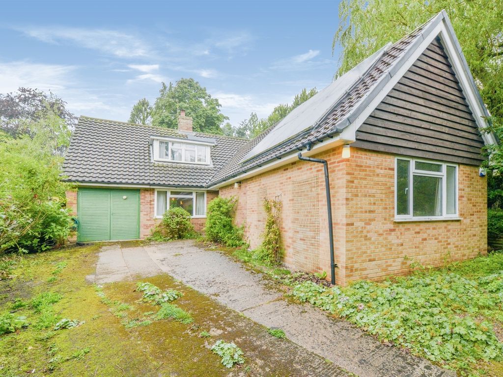 3 bed detached bungalow for sale in The Avenue, Welwyn AL6, £650,000