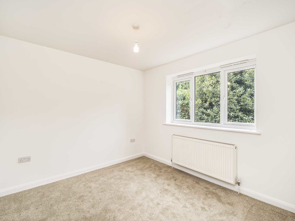2 bed flat for sale in Crossway, London NW9, £425,000