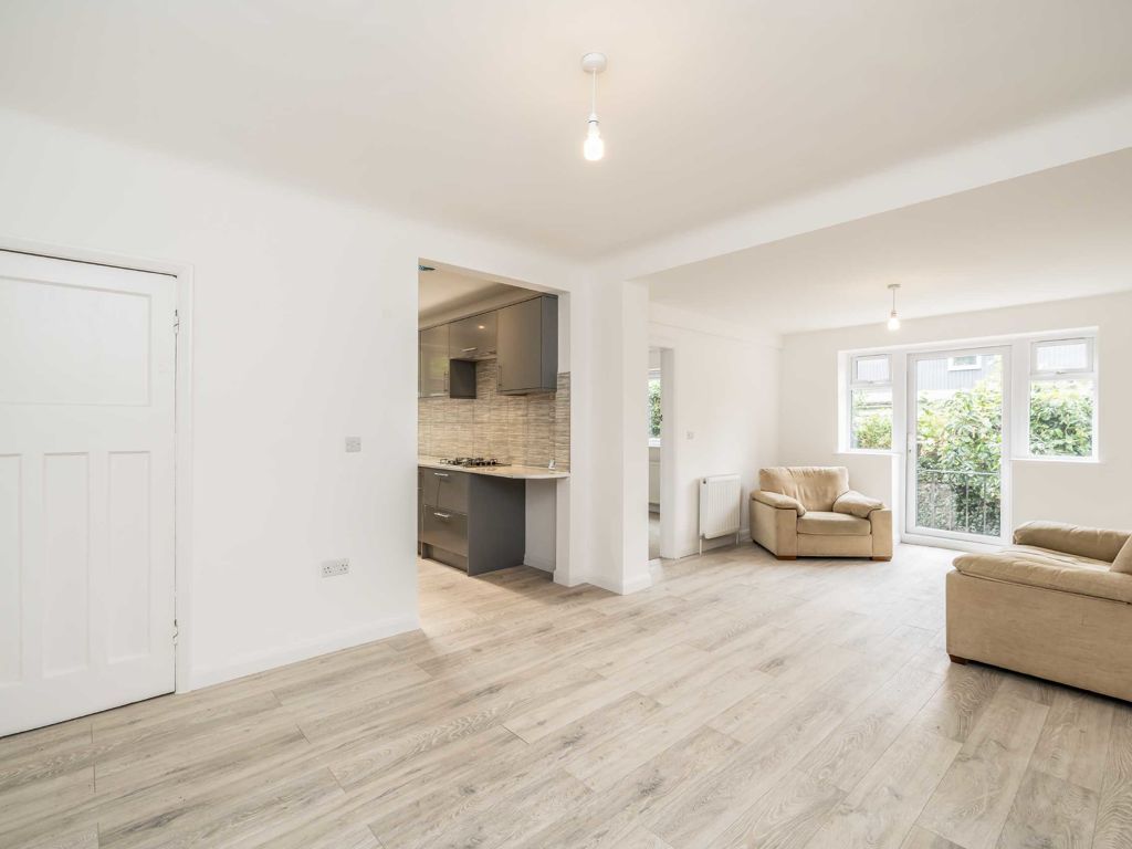 2 bed flat for sale in Crossway, London NW9, £425,000