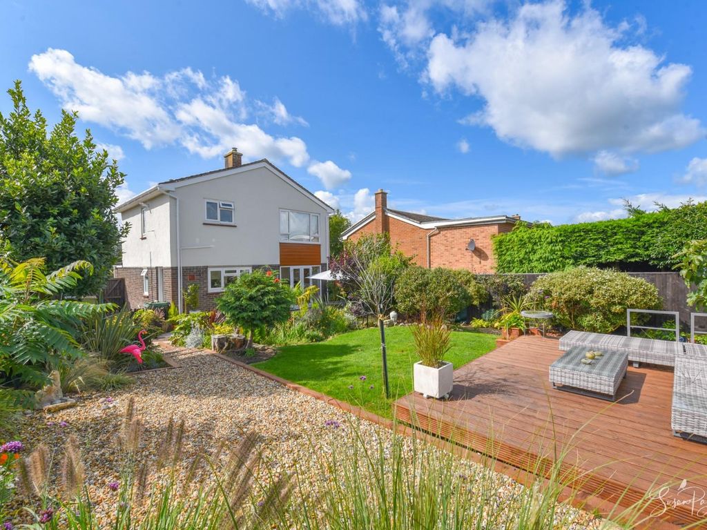 3 bed detached house for sale in Staplers Road, Newport PO30, £385,000