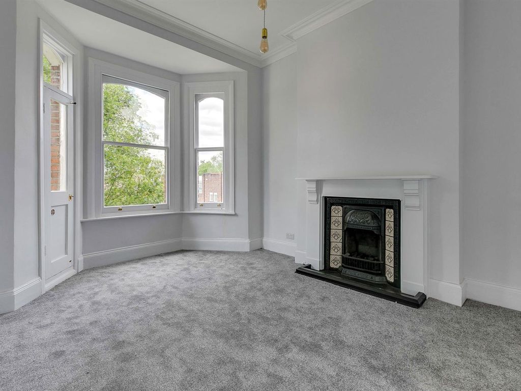 3 bed maisonette for sale in Crookham Road, London SW6, £1,250,000