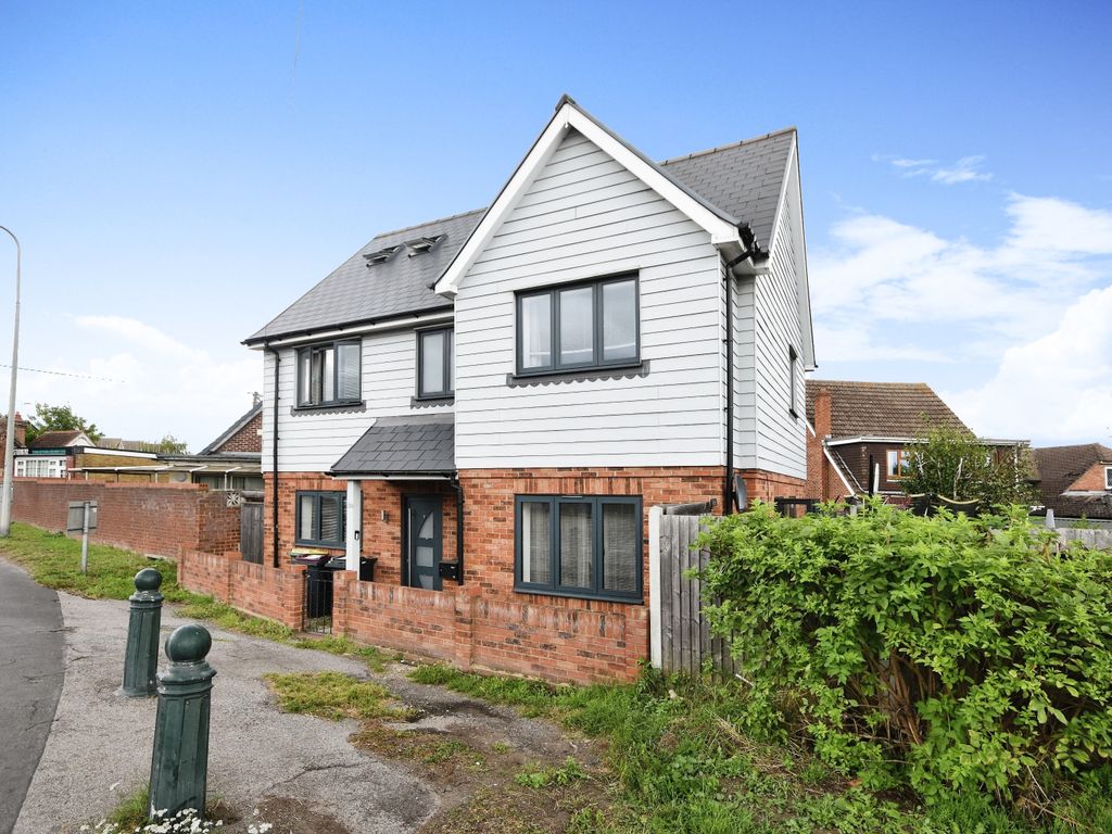 5 bed detached house for sale in Main Road, Hawkwell, Hockley, Essex SS5, £550,000