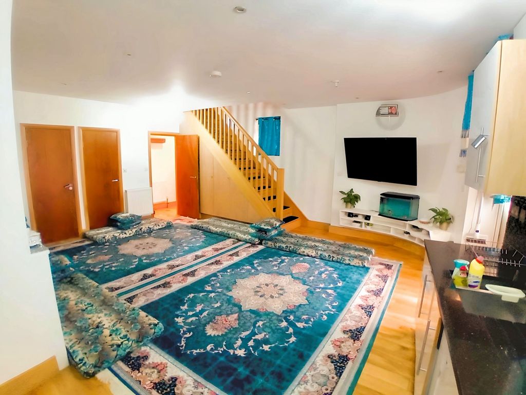 4 bed flat for sale in London NW10, £650,000