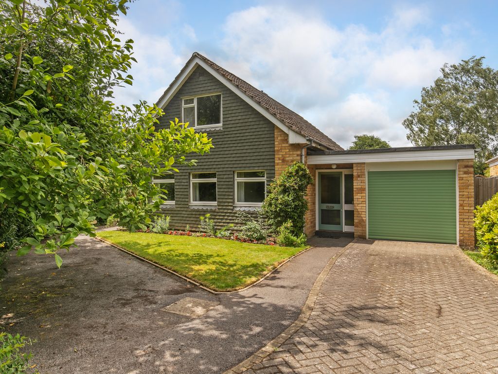 4 bed detached house for sale in Colley Close, Winchester SO23, £750,000