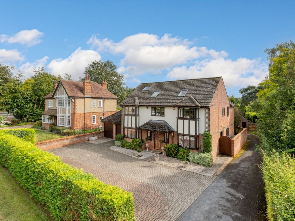 7 bed detached house for sale in Jordan Close, Henlow SG16, £950,000