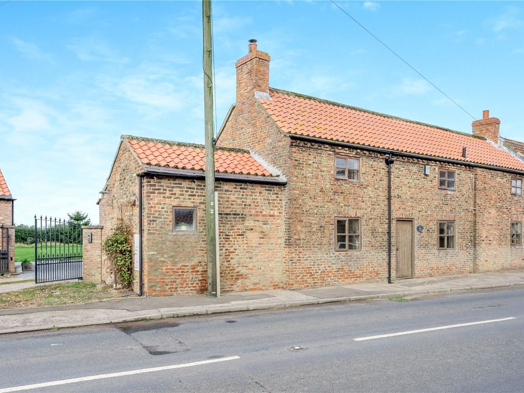 3 bed end terrace house for sale in Sandhutton, Thirsk, North Yorkshire YO7, £525,000