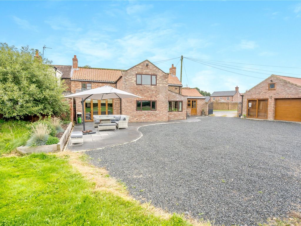 3 bed end terrace house for sale in Sandhutton, Thirsk, North Yorkshire YO7, £525,000