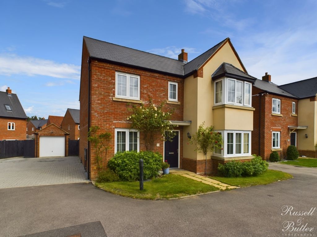 5 bed detached house for sale in Turnpin Close, Buckingham MK18, £575,000