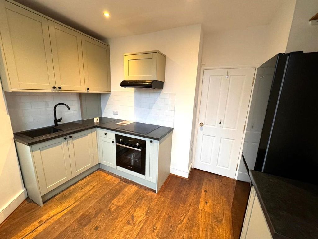 2 bed flat to rent in Lower Clapton Road, London E5, £2,250 pcm