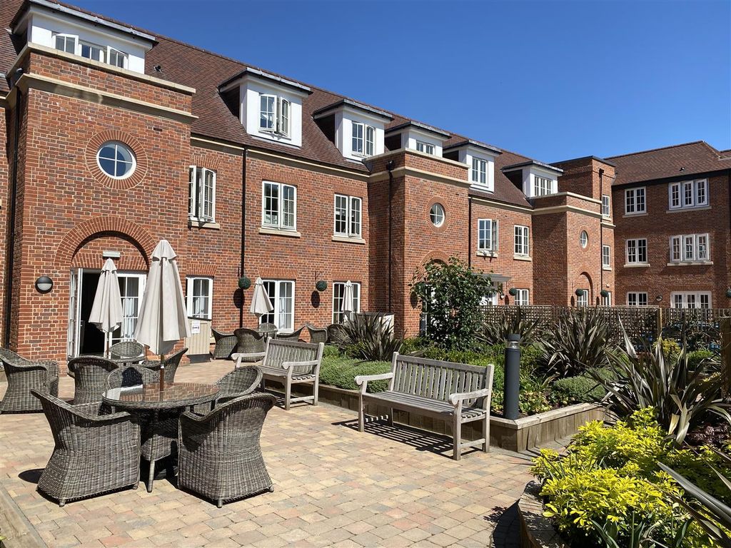 2 bed flat for sale in The Broadway, Amersham HP7, £630,000
