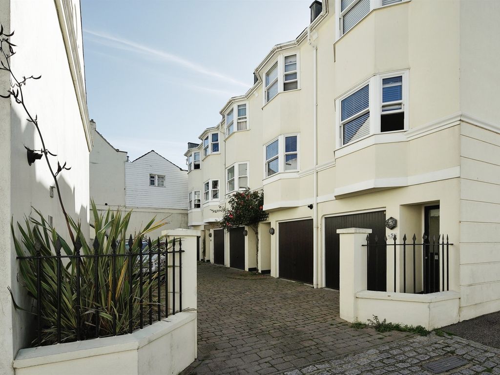 4 bed terraced house for sale in Alice Street, Hove BN3, £685,000