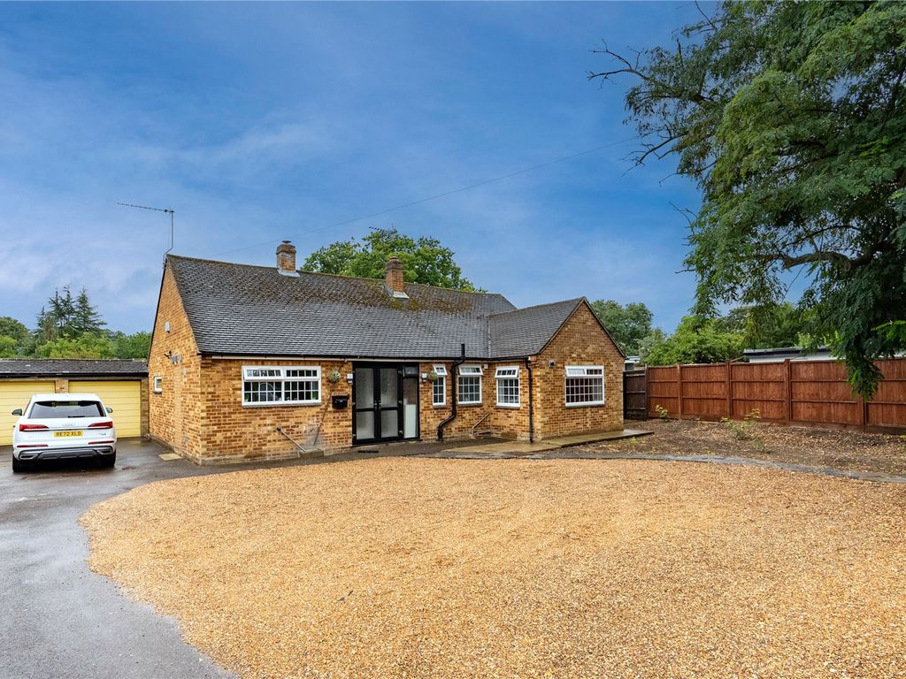 3 bed bungalow for sale in Park Avenue, Wraysbury TW19, £725,000