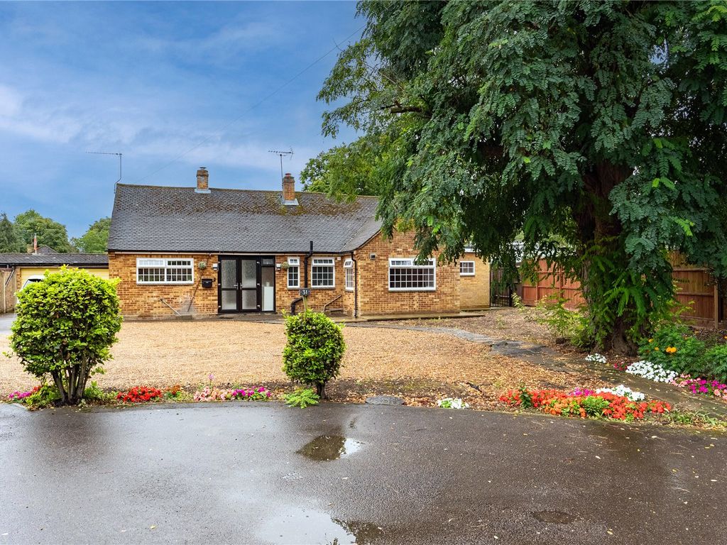 3 bed bungalow for sale in Park Avenue, Wraysbury TW19, £725,000
