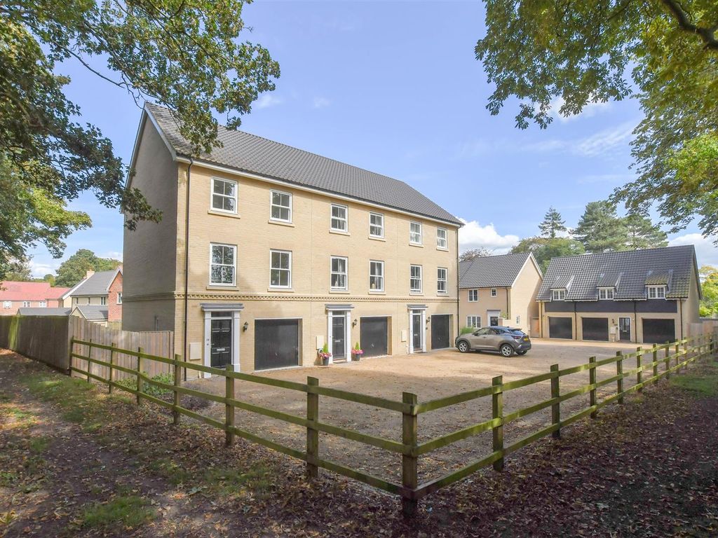 3 bed town house for sale in Jersey Meadow, Kentford, Newmarket CB8, £390,000