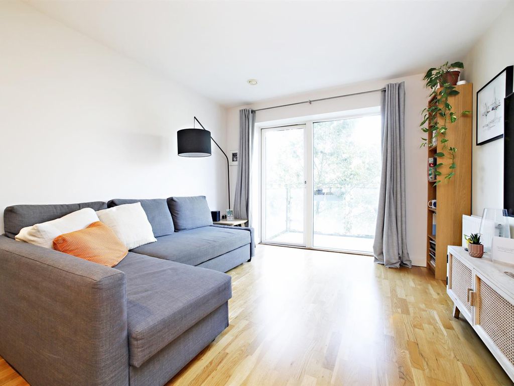 1 bed flat for sale in Sun Passage, London SE16, £400,000