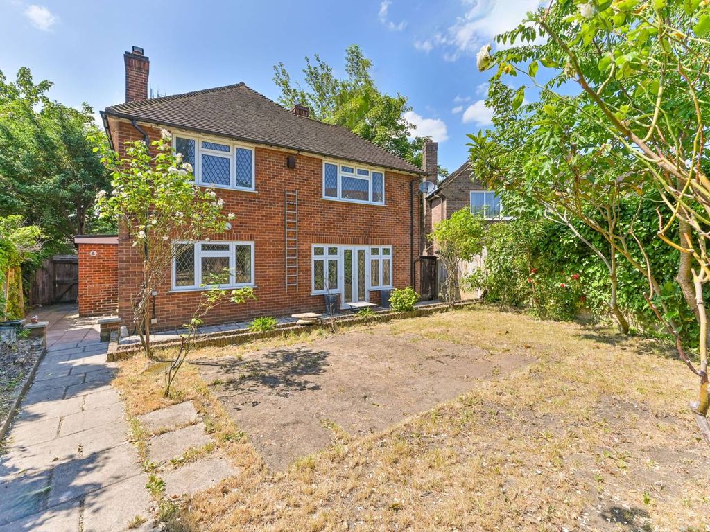 3 bed detached house to rent in Brighton Road, Sutton SM2, £3,500 pcm