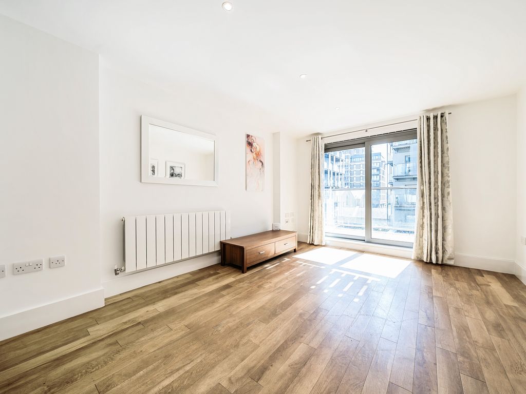 1 bed flat for sale in Royal Carriage Mews, London SE18, £335,000