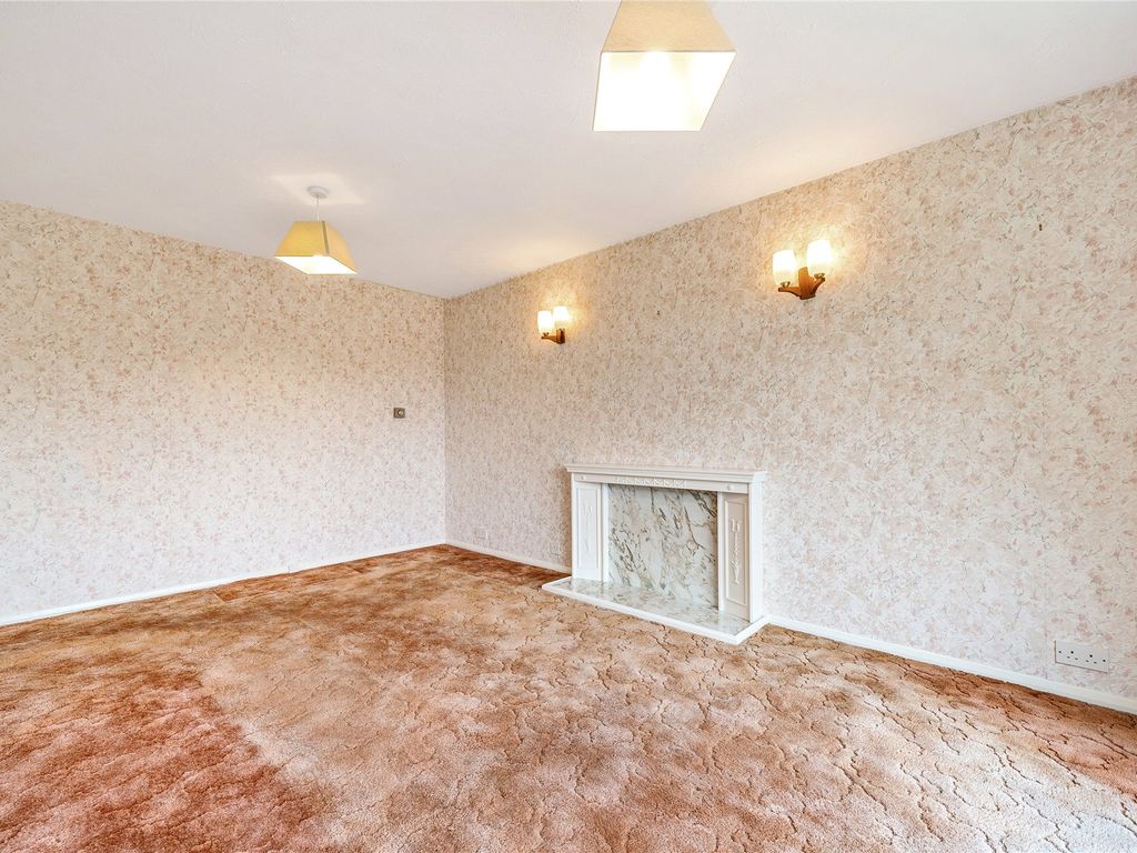 2 bed flat for sale in Brackley Road, Beckenham BR3, £350,000