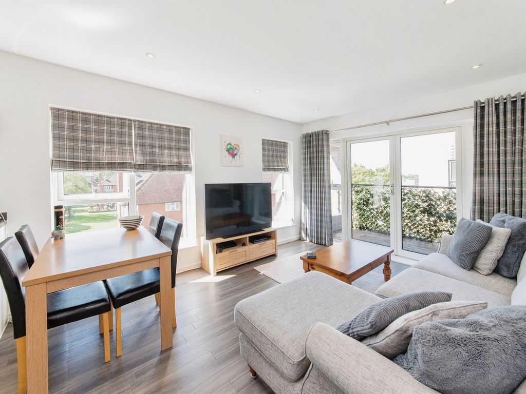 2 bed flat for sale in Henbury Way, Watford WD19, £385,000