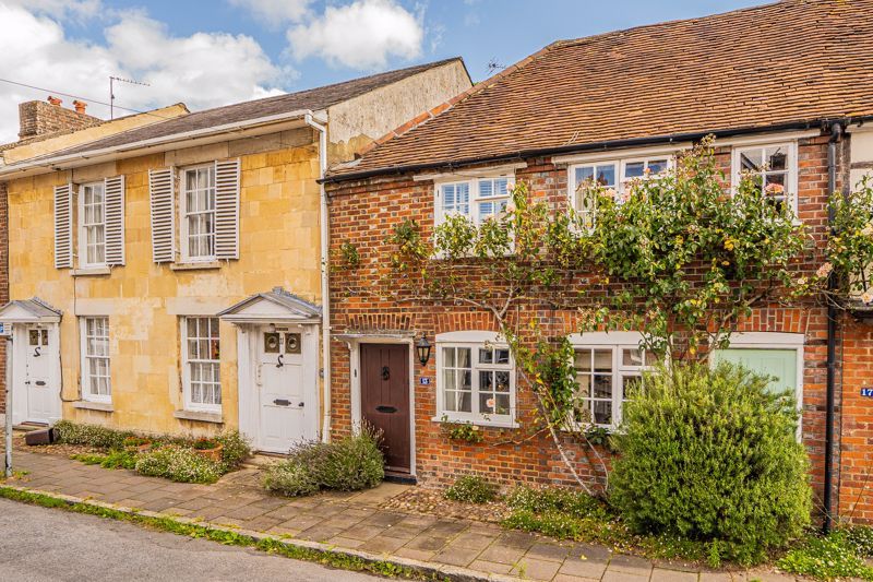 2 bed terraced house for sale in St. Peter Street, Marlow SL7, £819,950