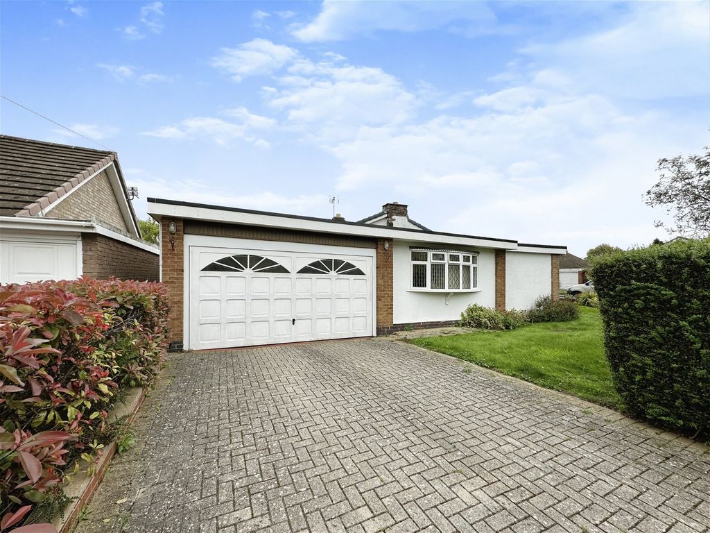 2 bed bungalow for sale in Highland Avenue, Kirby Muxloe, Leicester LE9, £425,000