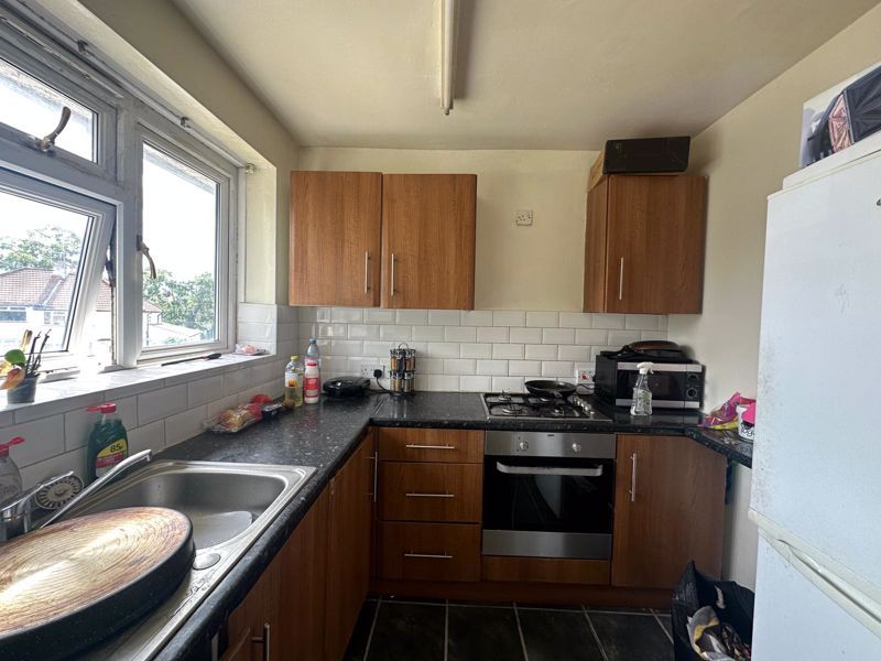 2 bed flat for sale in The Fairway, London NW7, £350,000