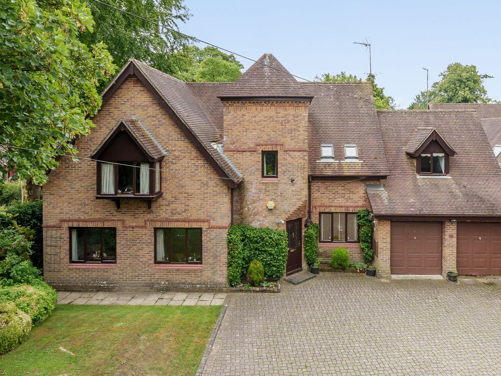4 bed detached house for sale in Basingstoke Road, Winchester SO23, £925,000