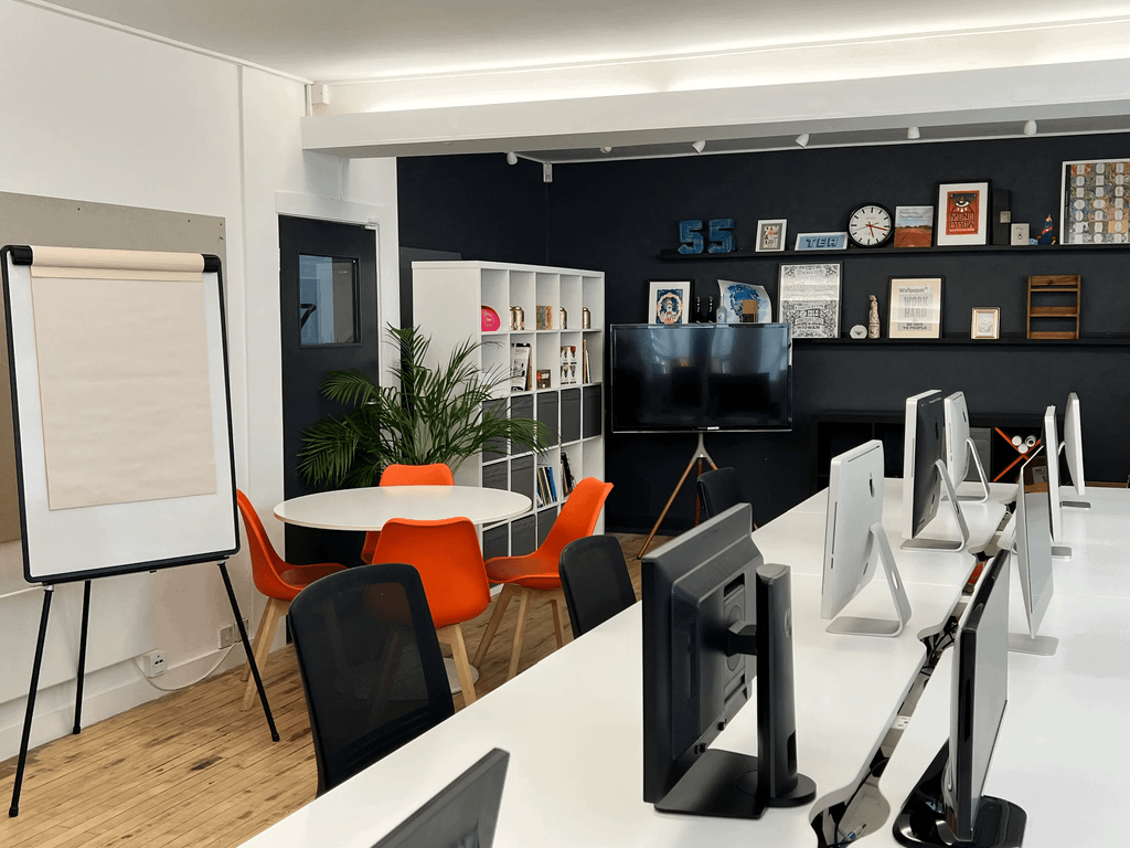 Serviced office to let in Charterhouse Square, London EC1M, £51,000 pa