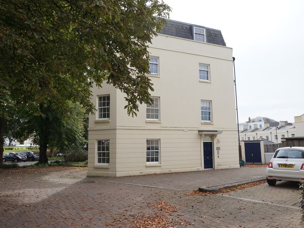 Serviced town house for sale in Mizzen Road, Plymouth PL1, £170,000