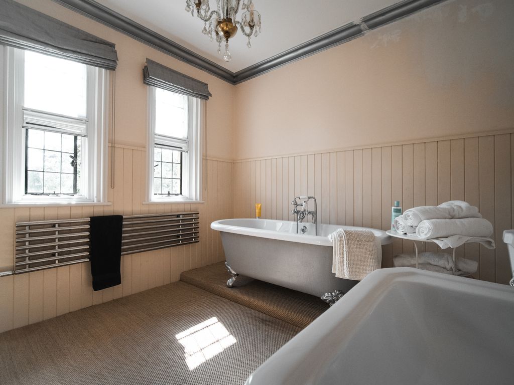 3 bed flat for sale in Brook House, Hammingden Lane, Ardingly RH17, £699,000