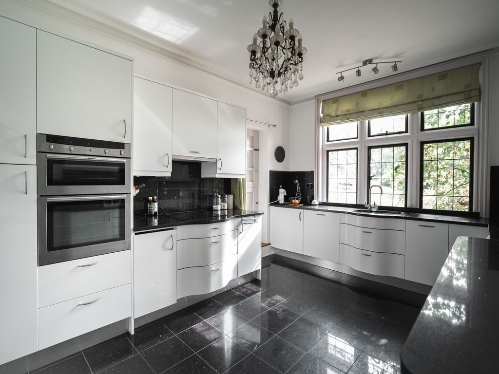 3 bed flat for sale in Brook House, Hammingden Lane, Ardingly RH17, £699,000