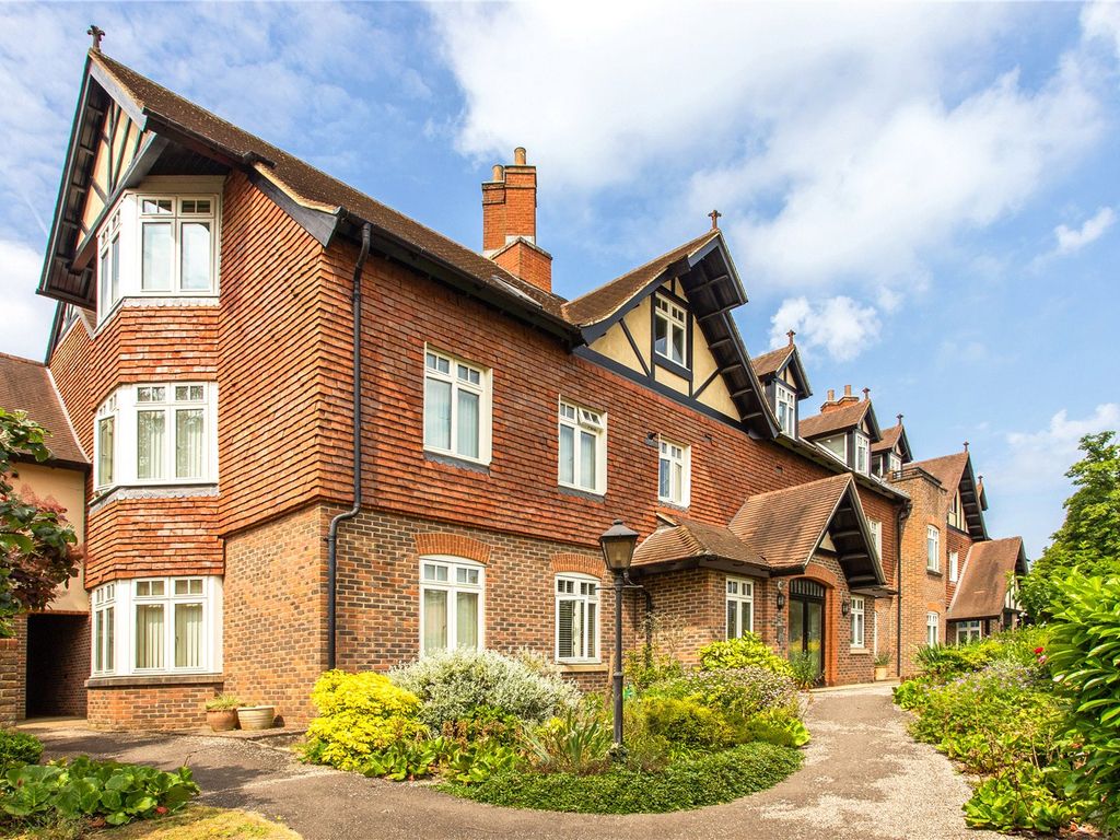 3 bed flat for sale in Horsham Road, Guildford GU5, £475,000