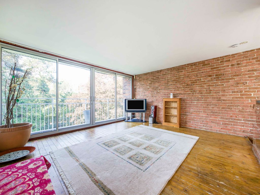 3 bed flat for sale in Leaf Close, Northwood HA6, £400,000