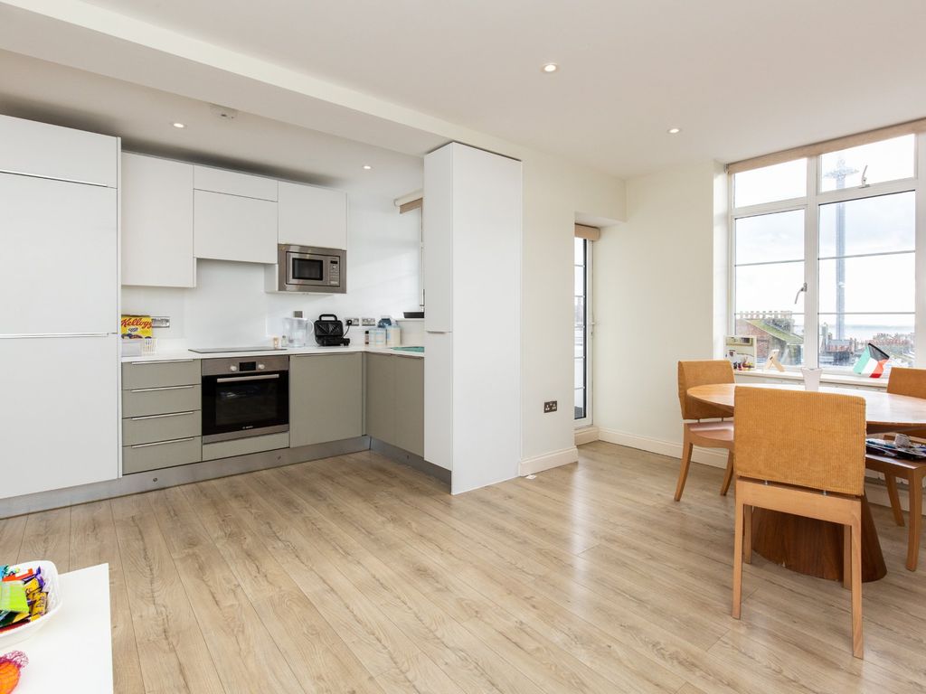2 bed flat for sale in Western Road, Brighton BN1, £350,000