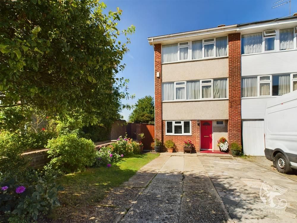 4 bed property for sale in Liphook Close, Hornchurch RM12, £450,000