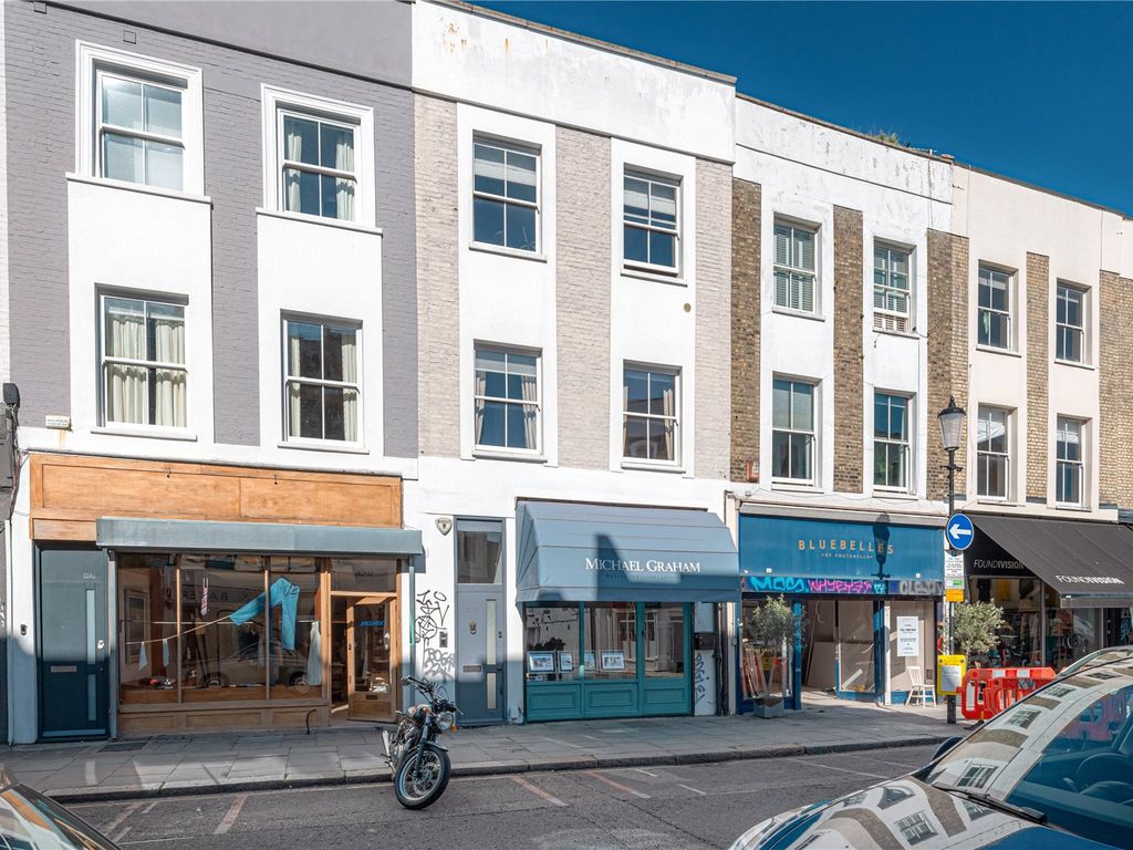 2 bed flat for sale in Portobello Road, London W10, £600,000