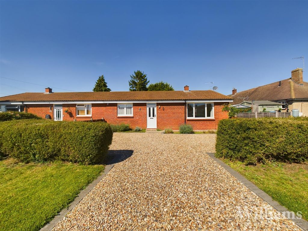 3 bed semi-detached bungalow for sale in The Close, Bierton, Aylesbury HP22, £465,000
