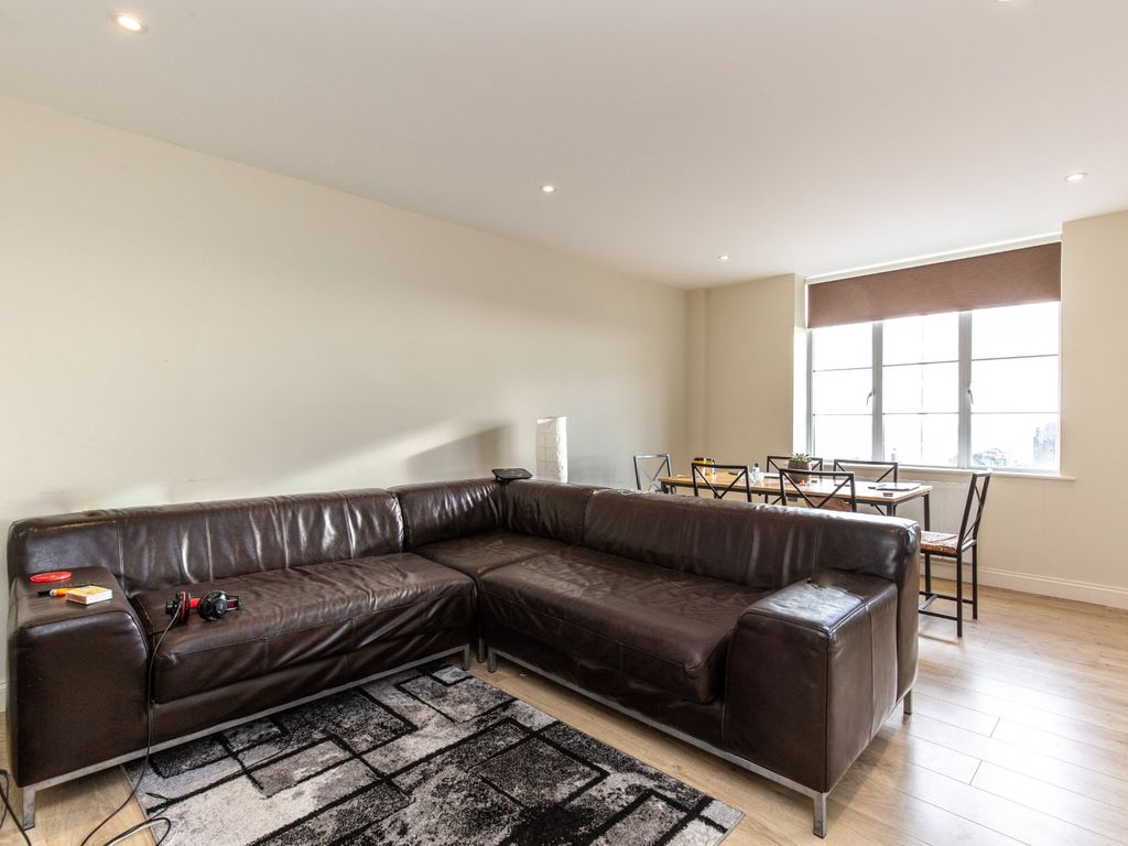 2 bed flat for sale in Western Road, Brighton BN1, £385,000