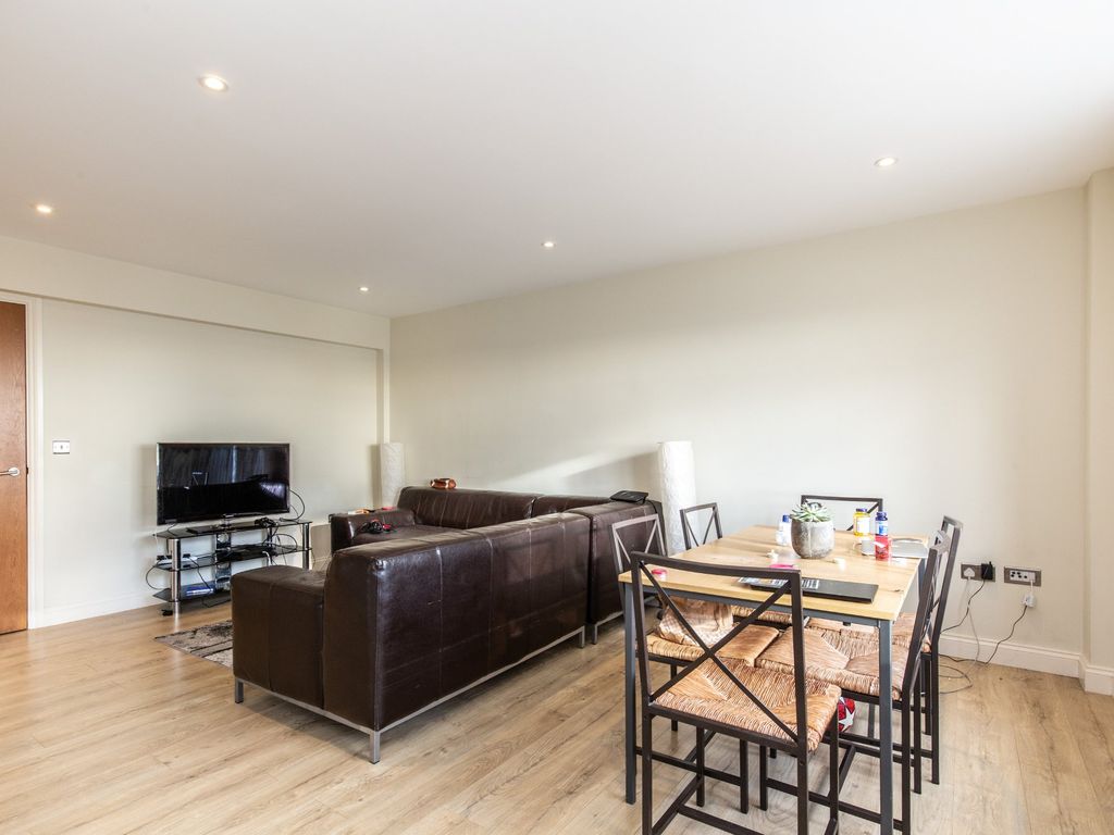 2 bed flat for sale in Western Road, Brighton BN1, £385,000