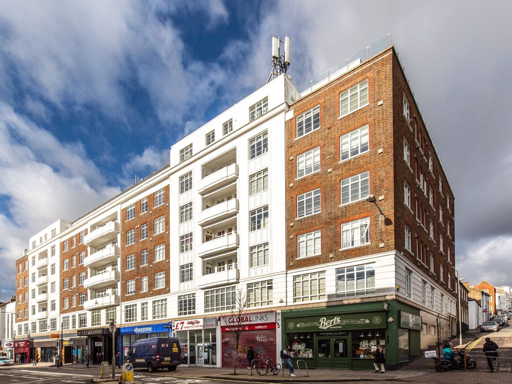 2 bed flat for sale in Western Road, Brighton BN1, £385,000