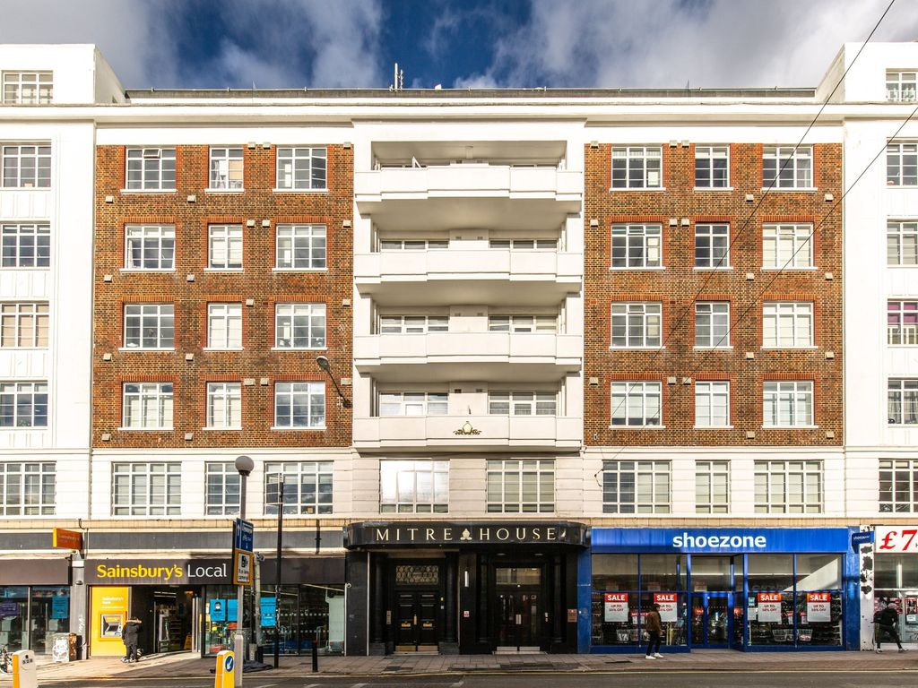 2 bed flat for sale in Western Road, Brighton BN1, £385,000