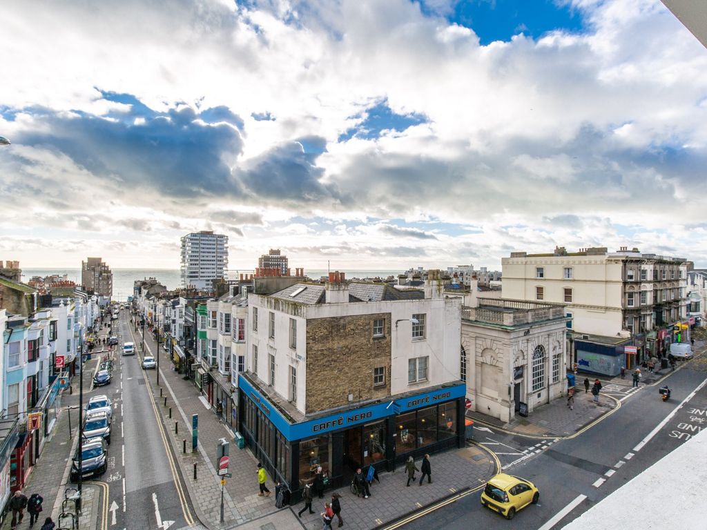 2 bed flat for sale in Western Road, Brighton BN1, £385,000