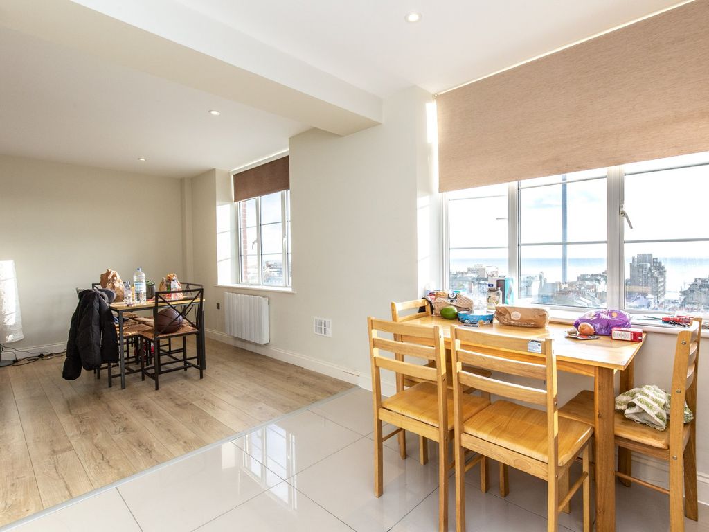 2 bed flat for sale in Western Road, Brighton BN1, £385,000