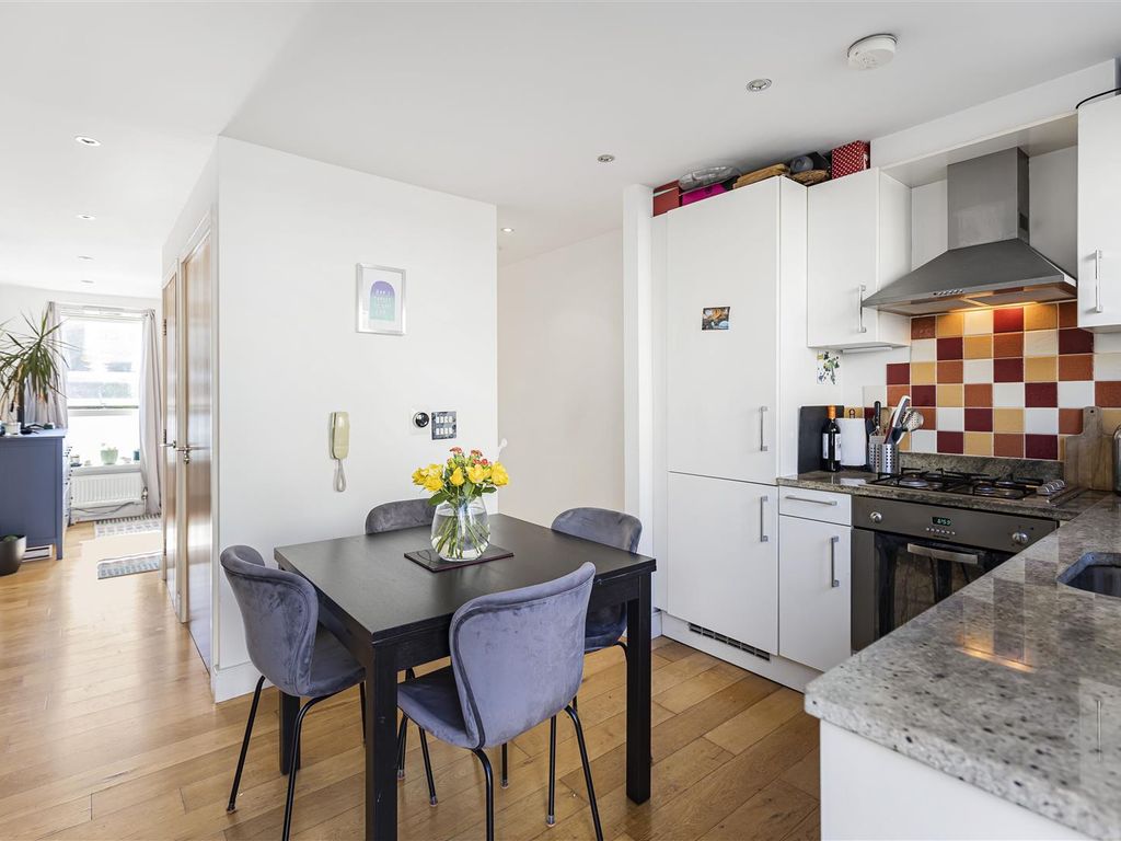 2 bed flat for sale in Kilburn Lane, London W10, £465,000