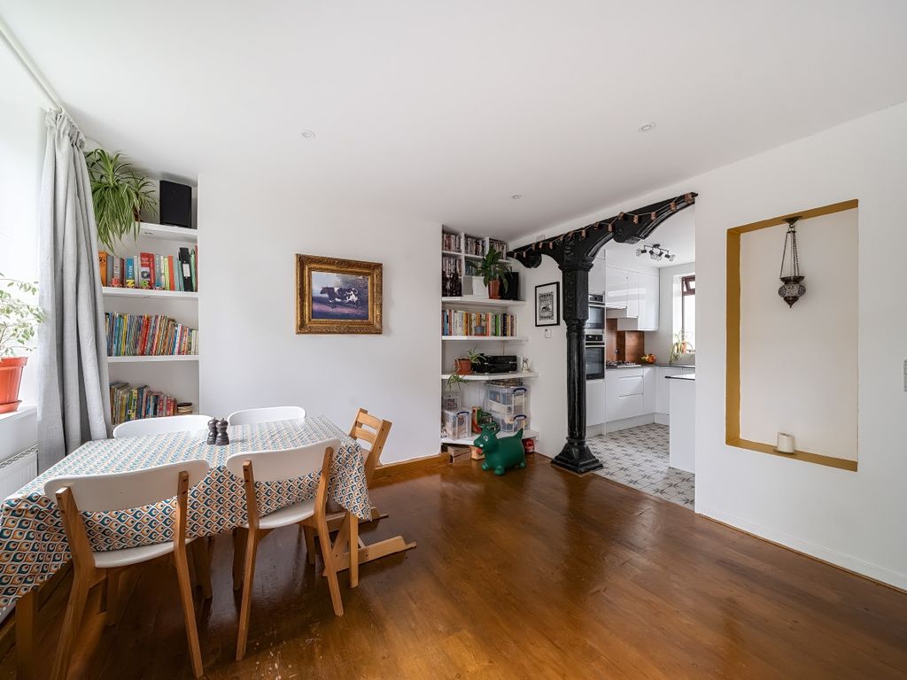 3 bed flat for sale in Pomeroy Street, London SE14, £425,000