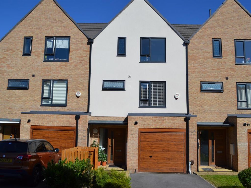 4 bed town house for sale in Ashley Green, Wortley, Leeds LS12, £365,000