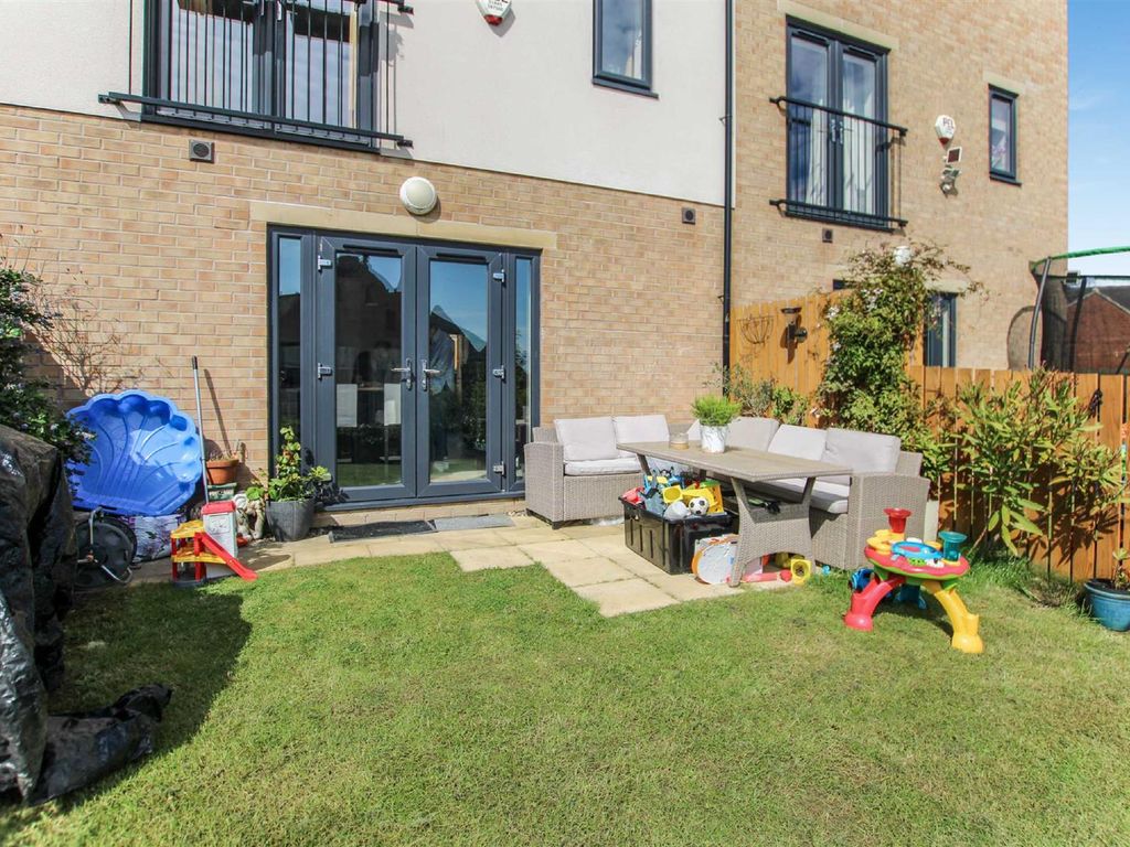 4 bed town house for sale in Ashley Green, Wortley, Leeds LS12, £365,000