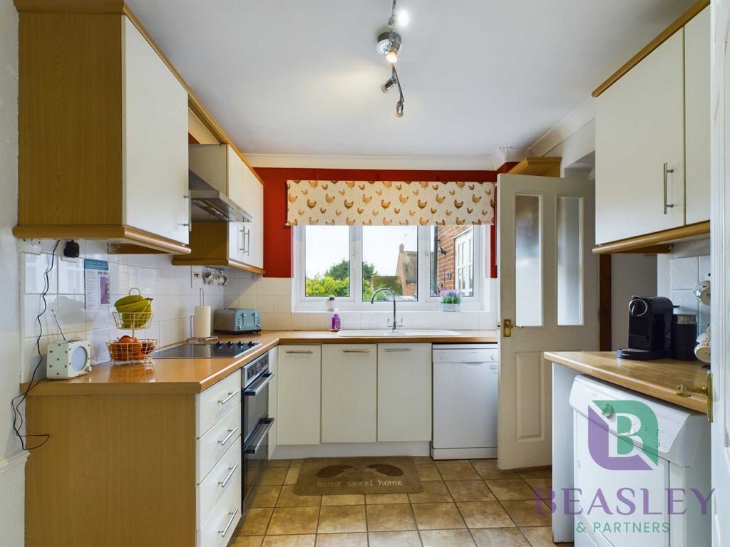 4 bed detached house for sale in Tavistock Close, Woburn Sands MK17, £565,000