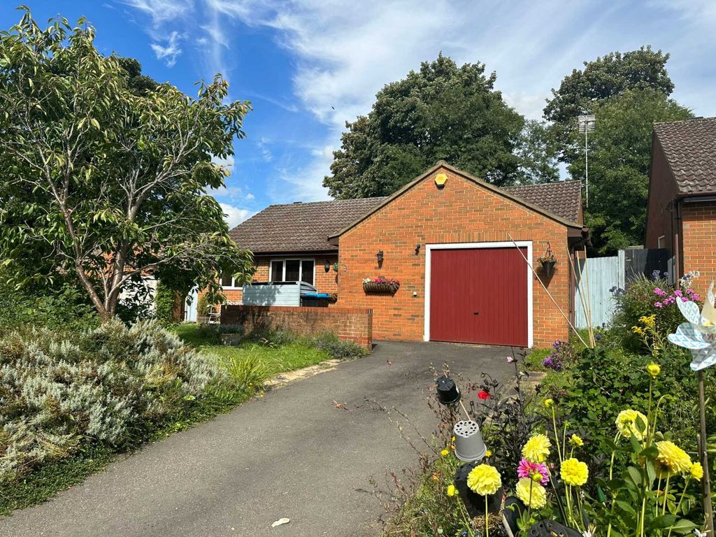 2 bed detached bungalow for sale in Asplands Close, Woburn Sands, Milton Keynes MK17, £545,000